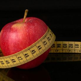 manzana con cinta métrica